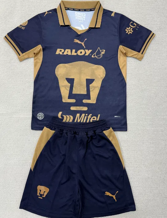 Conjunto adulto 26/27 Pumas Local
